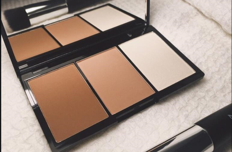 修容粉餅使用教程，廣西化妝基礎(chǔ)班教你