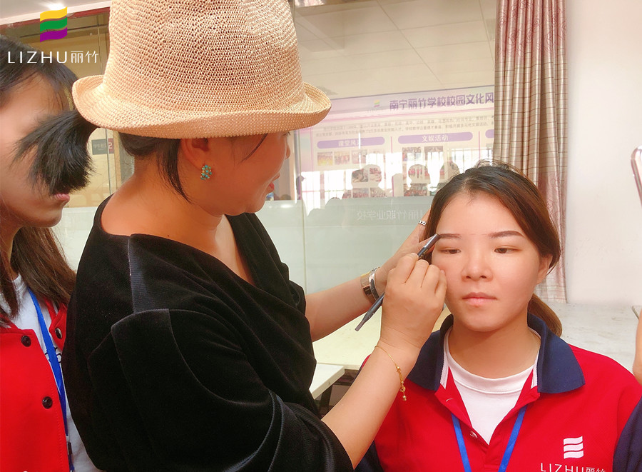 眉毛發(fā)癢怎么辦？廣西紋繡培訓(xùn)哪里資質(zhì)高