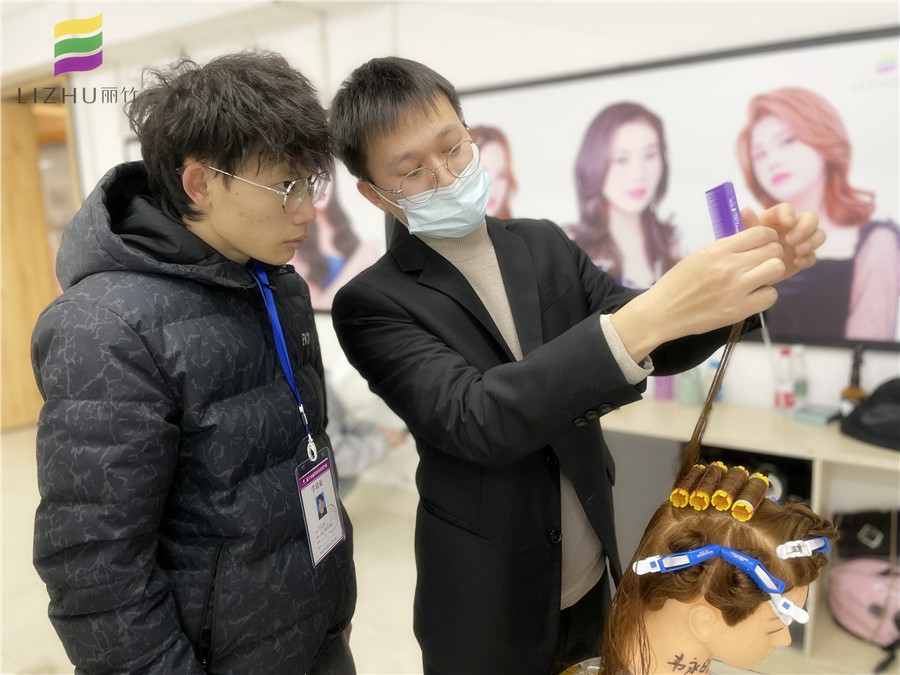 美發(fā)初學(xué)者如何練習(xí)上杠？廣西專業(yè)教燙染的學(xué)校教你