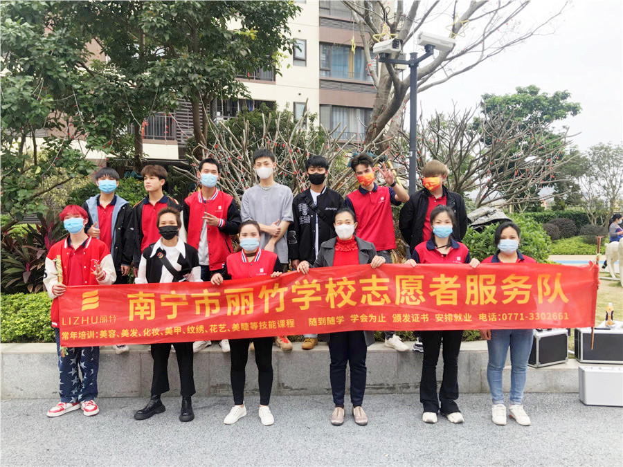 南寧美發(fā)學(xué)校小區(qū)理發(fā)，積極發(fā)揚“雷鋒精神”