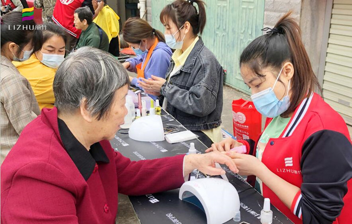 廣西美甲學(xué)校公益美甲進社區(qū)，居民連聲道謝與稱贊