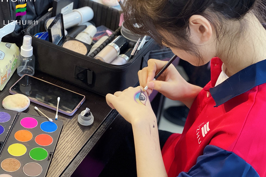 為什么要在手上練習化妝？南寧化妝知識問答