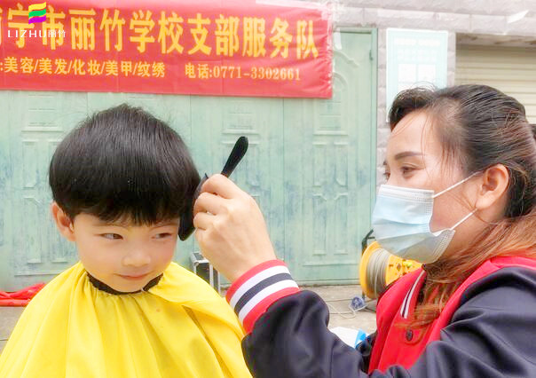南寧麗竹學(xué)校公益理發(fā)，爭當(dāng)群眾身邊的“活雷鋒”