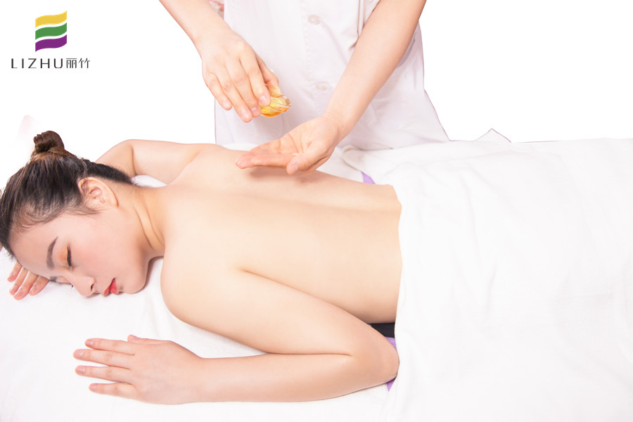 精油開(kāi)背的好處，到廣西專業(yè)美容學(xué)校去學(xué)習(xí)