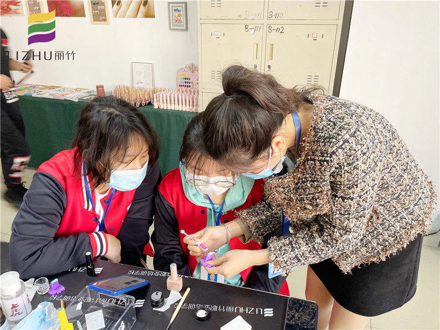 南寧美甲培訓(xùn)學(xué)校哪家好？歡迎到麗竹美甲精 英班試聽(tīng)