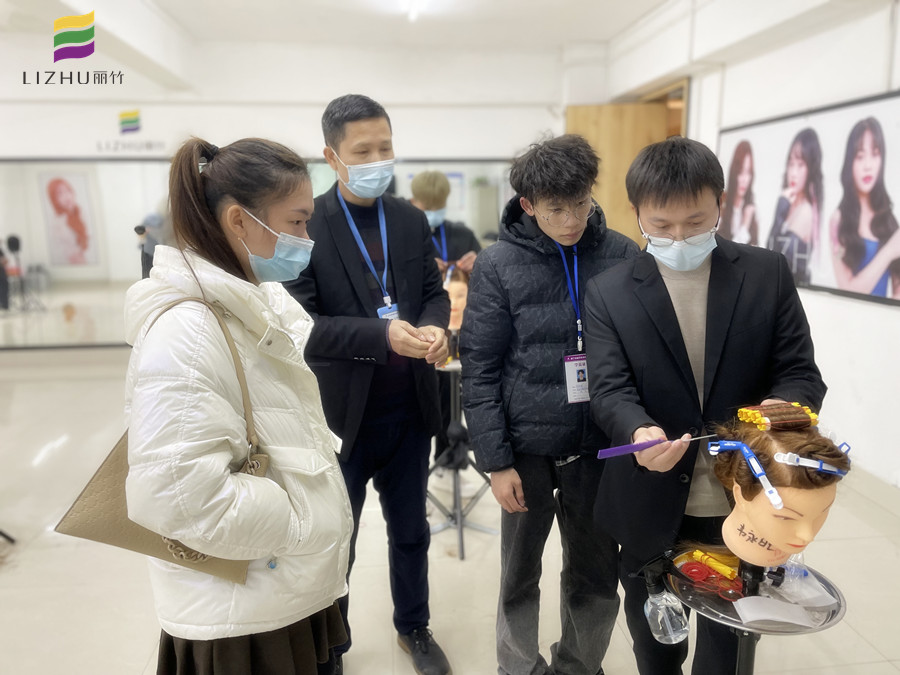  南寧教燙發(fā)：燙發(fā)時(shí)如何判斷發(fā)質(zhì)狀況？