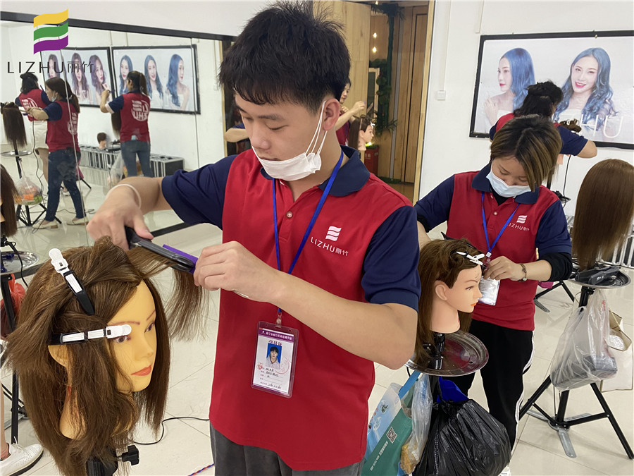 直板夾怎么用？廣西美發(fā)課堂學員為你講解