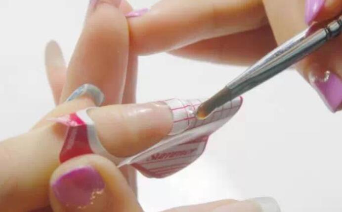 美甲延長(zhǎng)膠怎么卸？南寧美甲理論知識(shí)必學(xué)課程