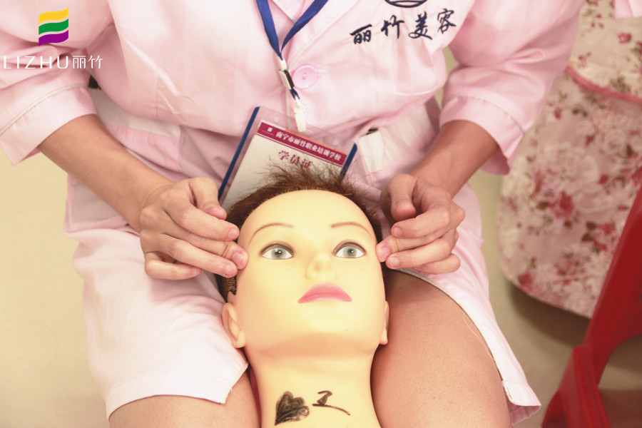 為什么學(xué)美容要練習(xí)假頭模？廣西認(rèn)可的美容學(xué)校告訴你