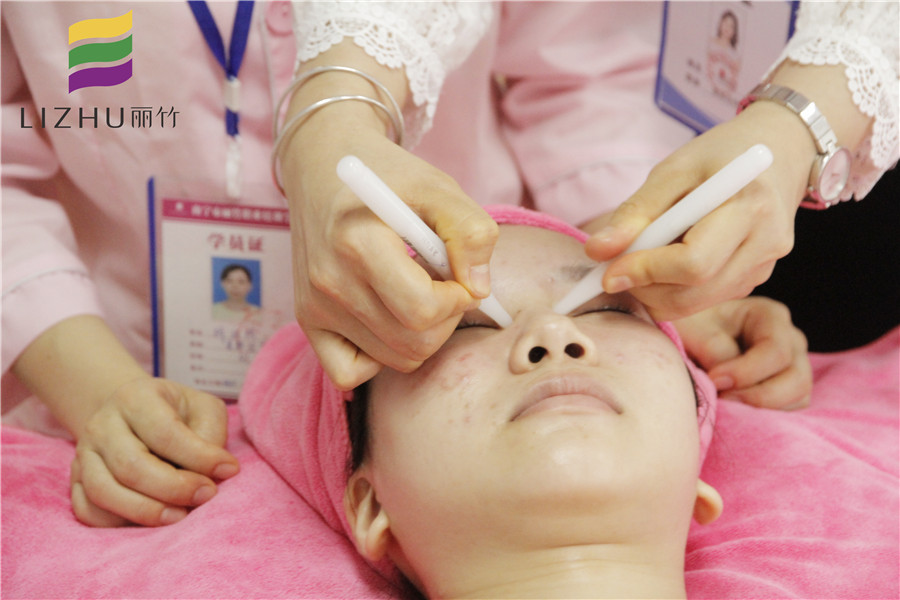 眼部撥筋的好處和壞處，學(xué)美容的正規(guī)學(xué)校推薦