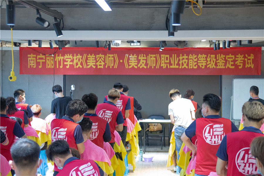 考職業(yè)資格證的學(xué)校推薦：麗竹學(xué)?？甲C班