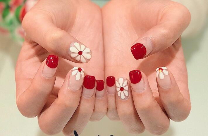 單色小雛菊美甲，簡(jiǎn)約卻不簡(jiǎn)單