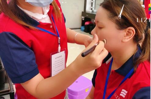 粉底刷海綿的區(qū)別，廣西化妝基礎(chǔ)教學(xué)