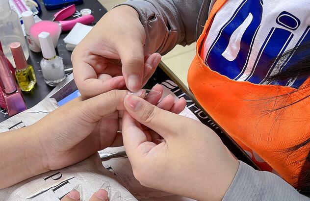 廣西哪里教美甲基礎(chǔ)？全貼甲片怎么貼？