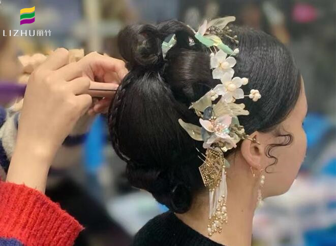 廣西化妝學(xué)校新娘編發(fā)：秀禾低發(fā)髻盤(pán)發(fā)