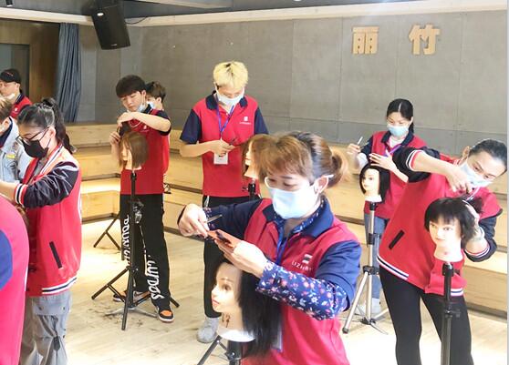 女士剪發(fā)打薄手法，南寧理發(fā)剪發(fā)學(xué)校課程分享