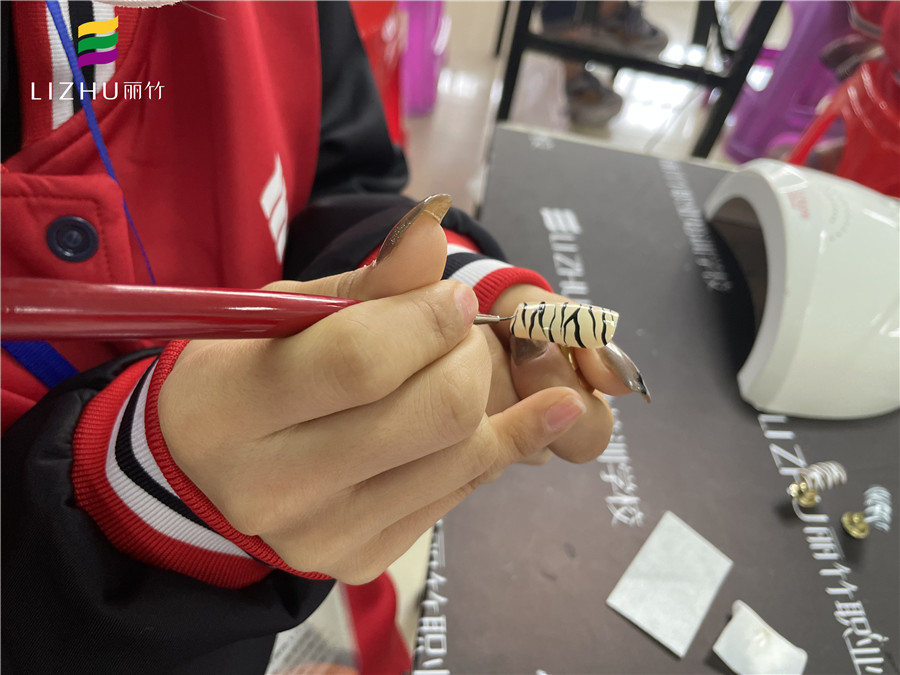 超簡(jiǎn)單斑馬紋美甲教程，南寧專(zhuān)業(yè)美甲培訓(xùn)學(xué)校教你