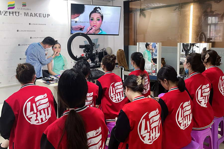 廣西彩妝學(xué)校舞臺(tái)妝欣賞，展現(xiàn)色彩夸張之美