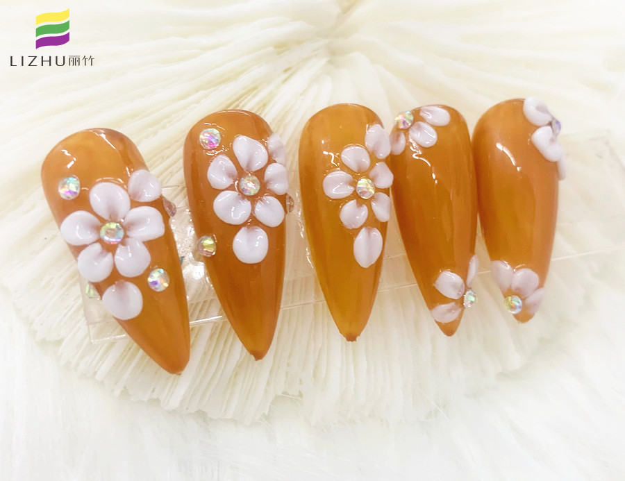 彩繪立體雕花美甲，南寧美甲培訓(xùn)專(zhuān)業(yè)學(xué)校作品