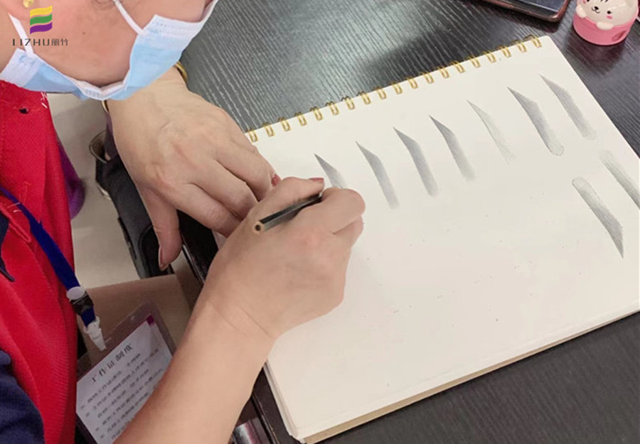 妝紙上快速畫眉技巧，南寧化妝基礎(chǔ)培訓(xùn)班學(xué)員有方法