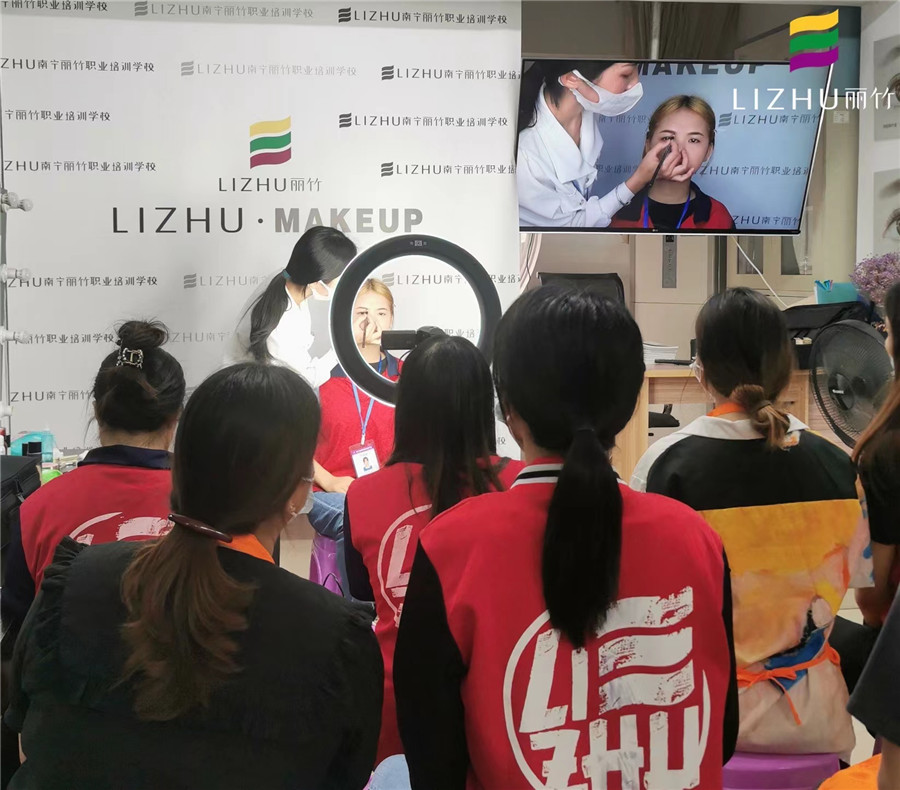 化妝新手畫眉方法，廣西化妝彩妝培訓(xùn)學(xué)校演示手法