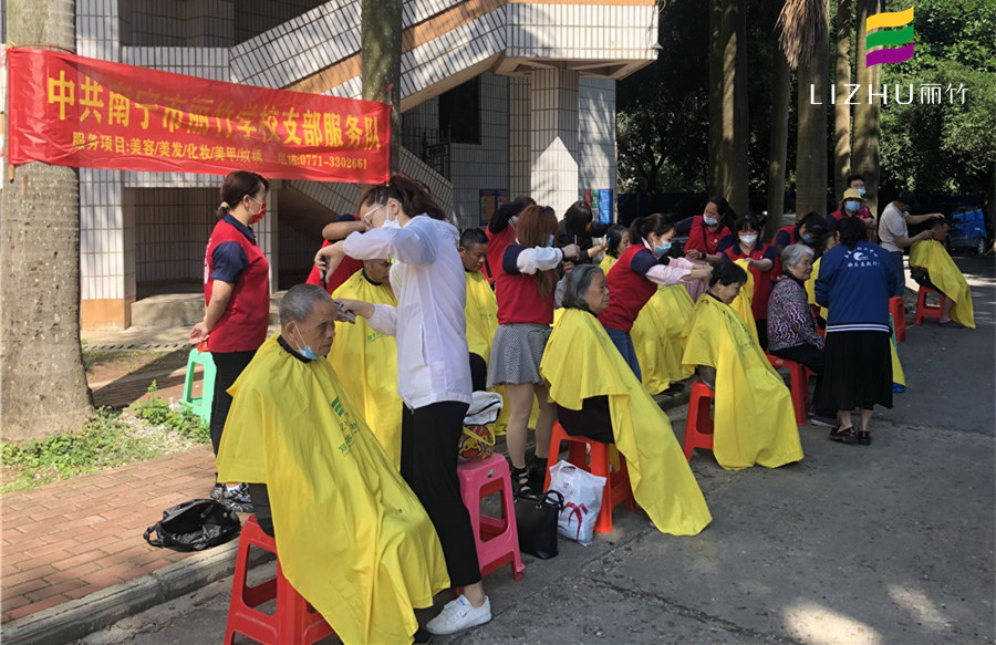 免費(fèi)理發(fā)進(jìn)社區(qū)，廣西美發(fā)培訓(xùn)學(xué)校實(shí)踐活動(dòng)