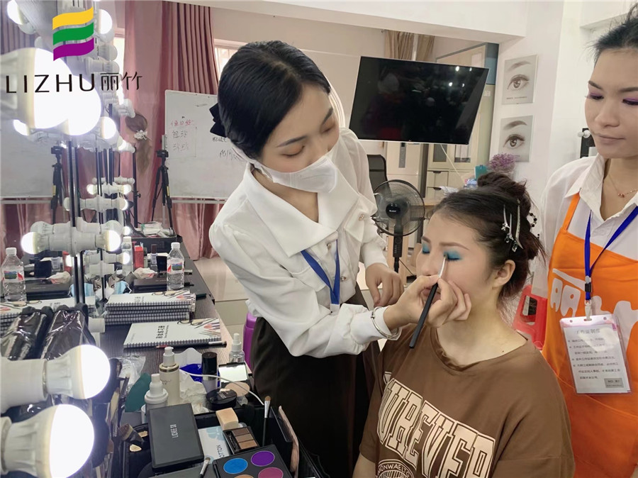 舞臺(tái)妝眼影怎么畫？南寧化妝培訓(xùn)眼妝教程