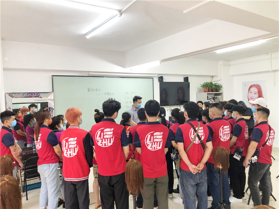 美發(fā)邊緣修剪常用步驟，南寧專業(yè)正規(guī)美發(fā)學(xué)校授課