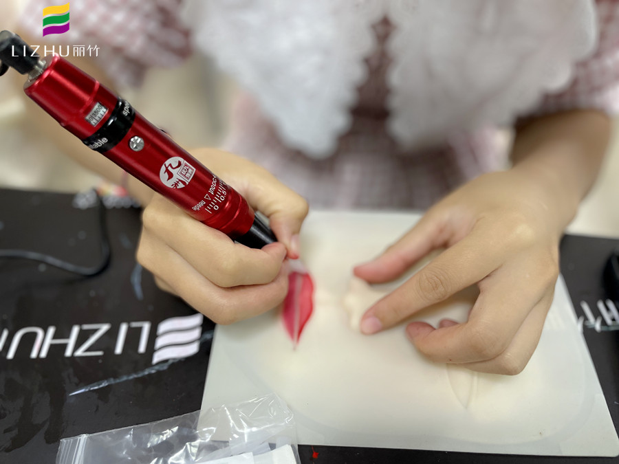 唇形設(shè)計(jì)和仿皮紋唇練習(xí) | 廣西正規(guī)專(zhuān)業(yè)紋繡學(xué)校