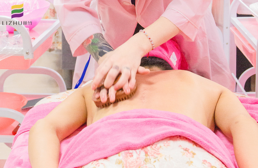 按摩刷刷背的好處，廣西美容按摩培訓(xùn)班課程