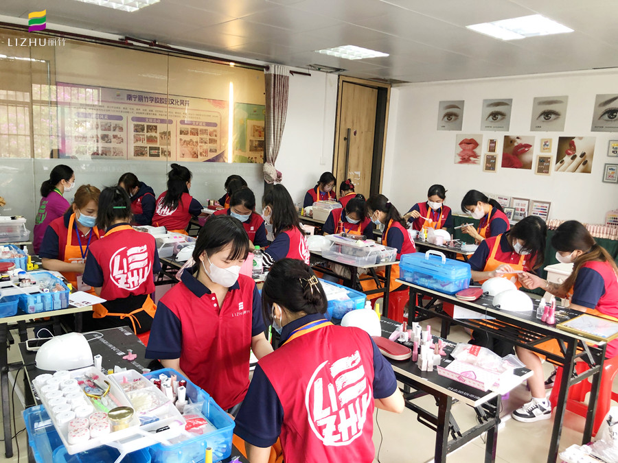 南寧美甲學(xué)校推薦-學(xué)美甲，到麗竹學(xué)校