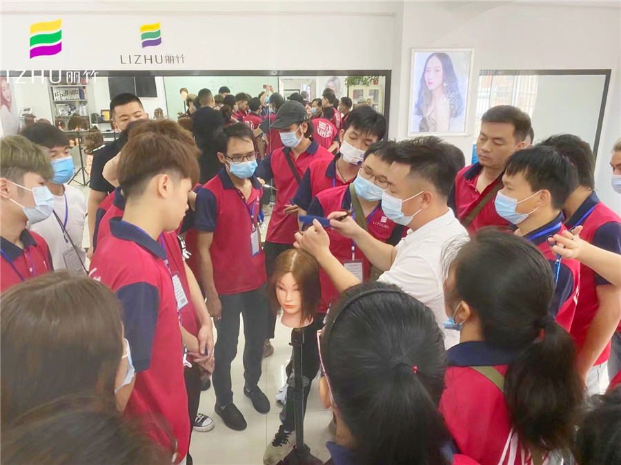 短發(fā)兩側(cè)層次修剪，南寧美發(fā)師職業(yè)培訓(xùn)學(xué)校