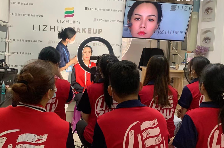 夏季黃色眼影妝妝容，廣西化妝造型培訓(xùn)機(jī)構(gòu)