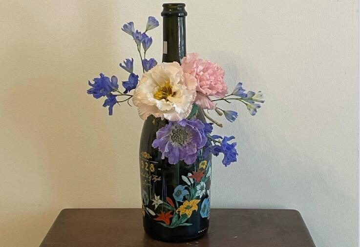 南寧哪里可以學(xué)花藝？先來看看酒瓶插花作品