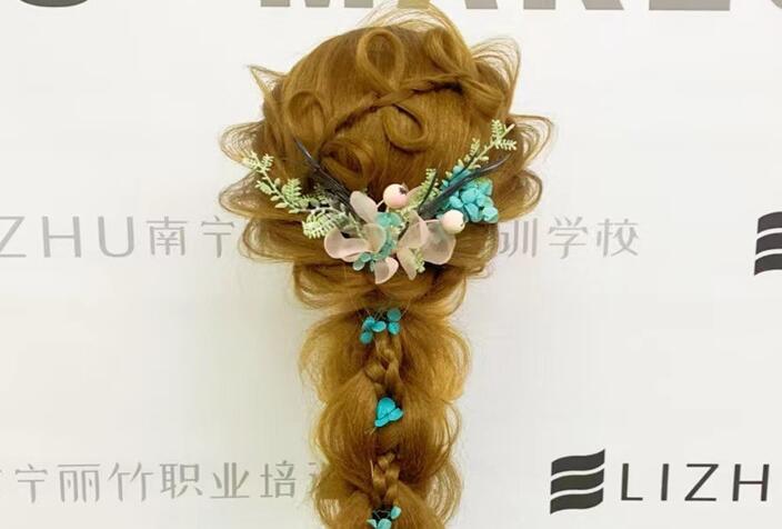 森系編發(fā)造型圖片，南寧編發(fā)培訓(xùn)學(xué)校作品