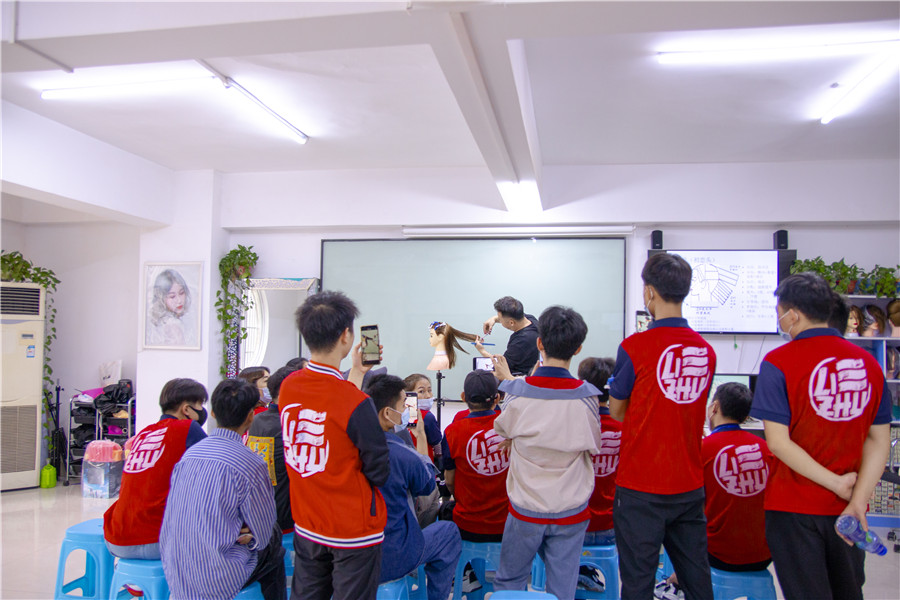 中長(zhǎng)發(fā)尾層次修剪，南寧理發(fā)培訓(xùn)學(xué)校演示手法