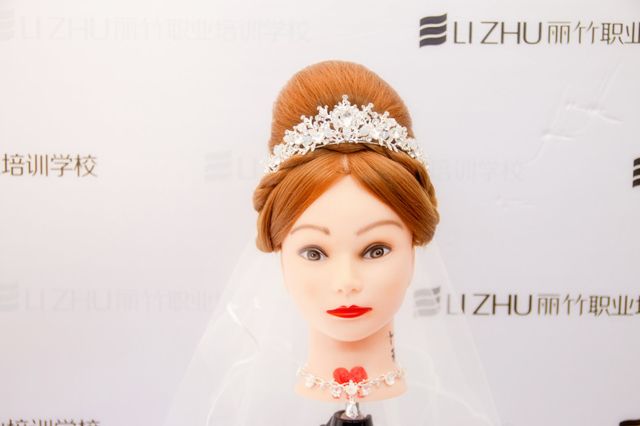 “赫本包”的特點(diǎn)，南寧盤發(fā)培訓(xùn)學(xué)校幫你整理