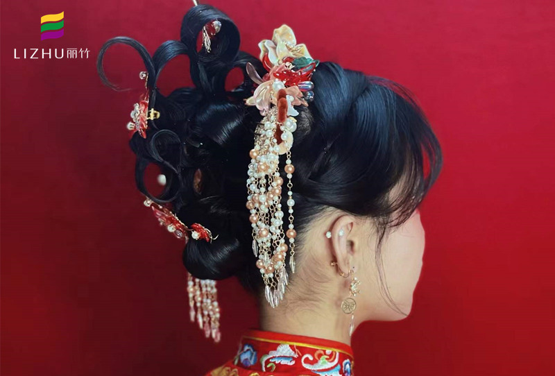 中式秀禾發(fā)型圖片，廣西學(xué)習(xí)化妝盤發(fā)教程