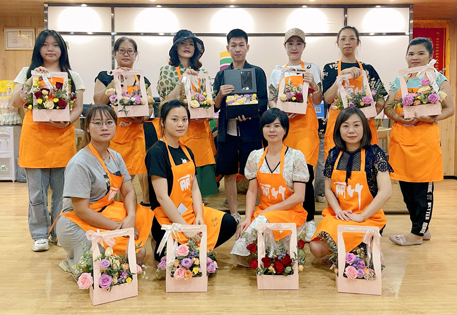 南寧花藝培訓(xùn)班學(xué)員花藝畢業(yè)作品