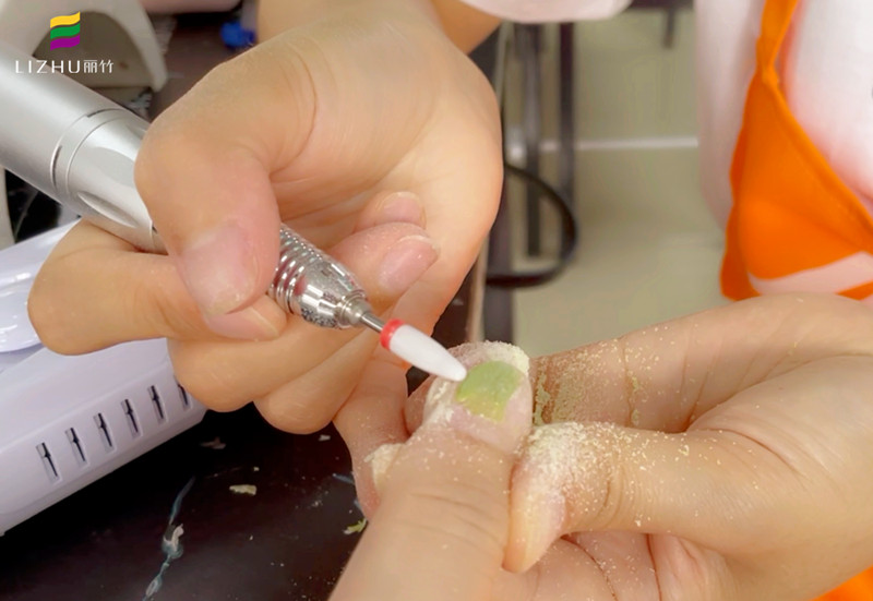 如何使用打磨機(jī)和卸甲包？南寧美甲師培訓(xùn)班教你