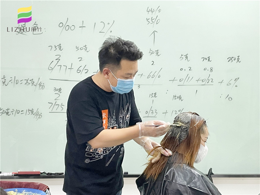 自己染發(fā)的技巧，廣西專業(yè)染發(fā)培訓(xùn)學(xué)校教你