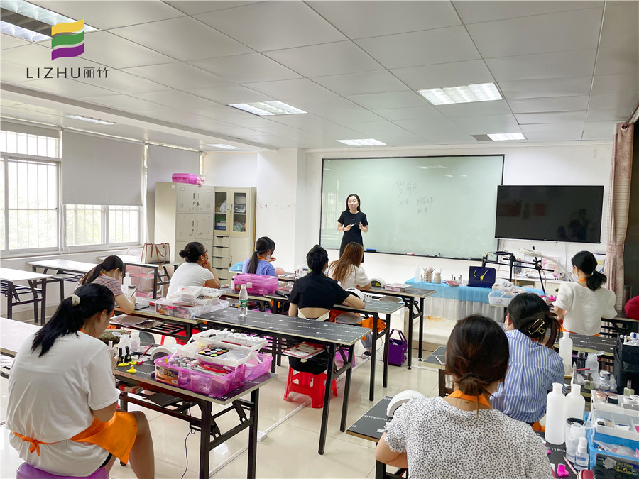 翌航定制美學(xué)連鎖機(jī)構(gòu)專場(chǎng)，南寧美甲培訓(xùn)學(xué)校就業(yè)宣講