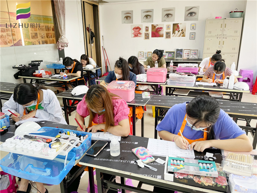 去南寧美甲培訓學校學美甲要會畫畫嗎？