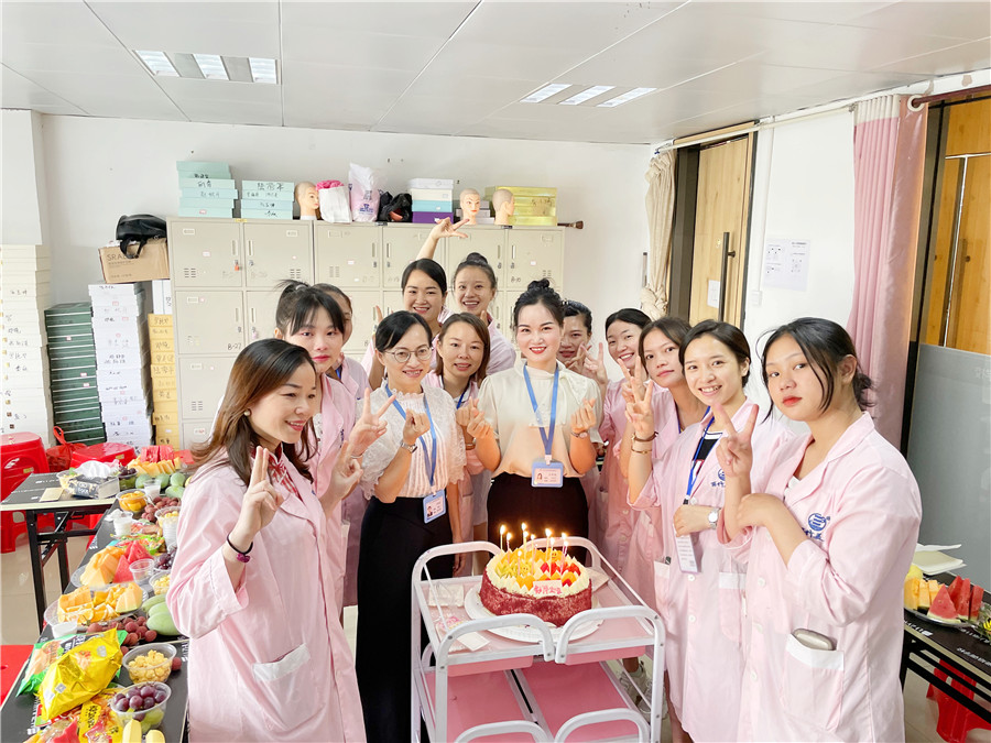 南寧美容師培訓(xùn)班舉行畢業(yè)交流會