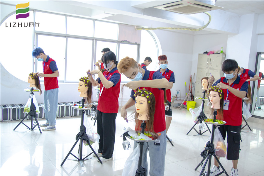 美發(fā)上杠如何加定型水？南寧培訓燙發(fā)課程