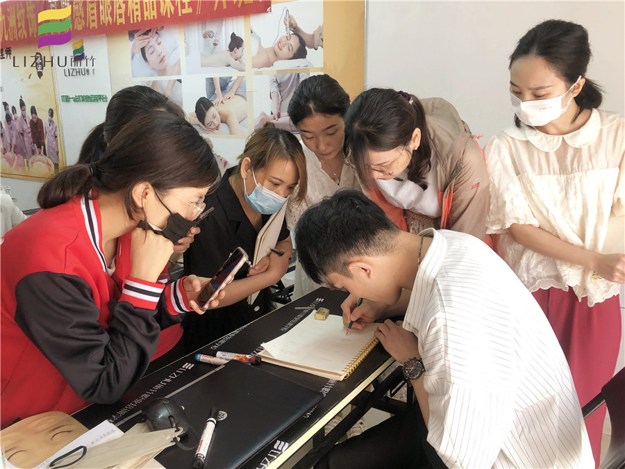 廣西紋繡培訓(xùn)學(xué)校課程開班實況分享