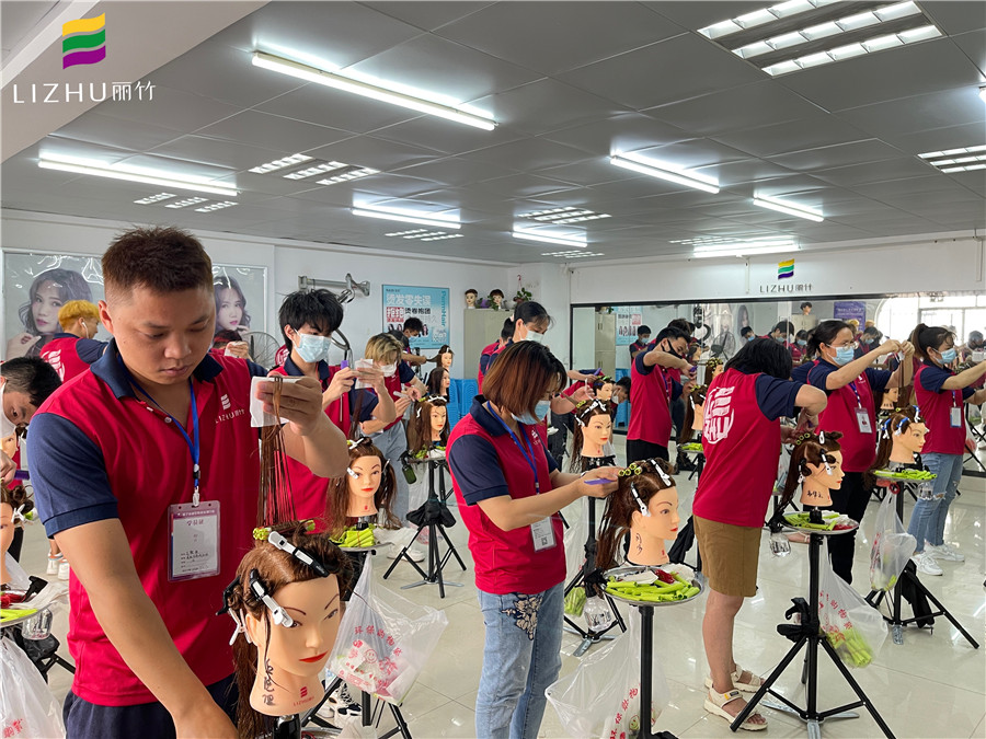 標(biāo)準(zhǔn)杠考核，南寧美發(fā)技師班現(xiàn)場實況