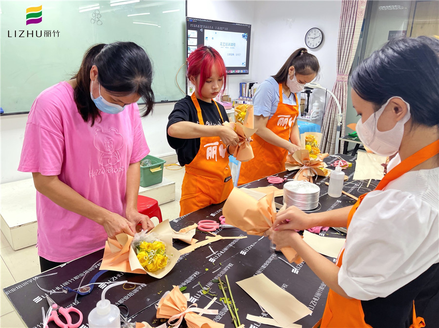 櫥窗禮盒&MINI花束，南寧花藝師培訓(xùn)學(xué)校作品