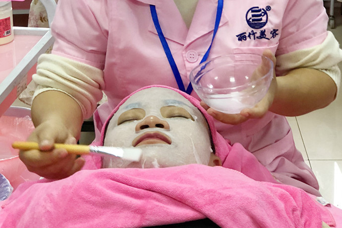 夏日敷水膜的次數(shù)越多越好嗎？南寧美容學(xué)校老師這么說(shuō)