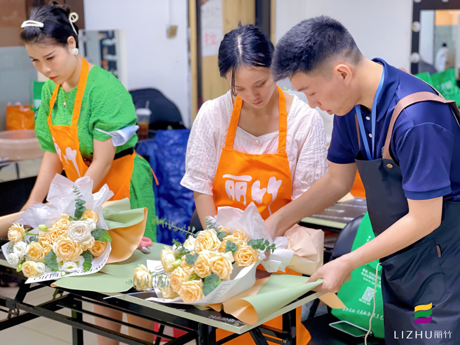 韓式清新花束特點(diǎn)，南寧花藝短期培訓(xùn)班手把手分析